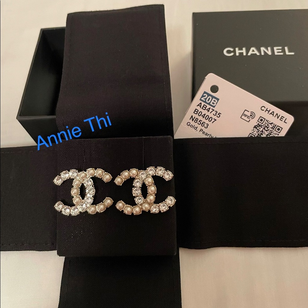 ✨BNIB✨Chanel 20B - CC Pearl Strass Stud Earring✨